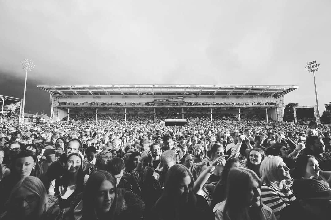 オリー・マーズさんのインスタグラム写真 - (オリー・マーズInstagram)「20,000 people singing in the rain for me tonight ☔️ I’m overwhelmed with the loyalty, the love & the support you fans show me year after year! It’s been an unbelievable night, an unbelievable tour! See you next time, when that will be I have no idea but when we do it AGAIN it will be special! Love ya O x 😘」6月8日 6時51分 - ollymurs