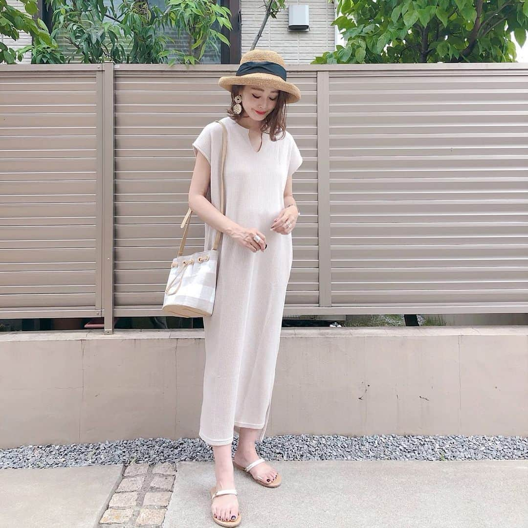 Kikuno Sayumiさんのインスタグラム写真 - (Kikuno SayumiInstagram)「〻Chaco closet 〻 ・ ・ ・ #ワッフルワンピ 𓍯 ・ ワンピは @chaco_closet__official のもの。 ・ https://zozo.jp/sp/shop/chacocloset/goods-sale/43062315/?did=71655520 ・ シンプルなんだけどワッフル素材と#キーネック でオシャレ感あって◎ ・ そして嬉しいポケット付き☺︎ ・ 色はベージュ。小物もベージュや白で統一したよ。 ・ ・ #麦わら帽子 は @14plusjp のもの。上に折り返すとほどよくガーリーになって好き❁色はライトブラウン。 ・ ・ ・ onepiece▶ @chaco_closet__official hat▶ @14plusjp piece▶ @m.noripeee bag▶ @shes_closet shoes▶ @a_trend_ld ・ ・ ・ #mineby3mootd#オン眉#大人可愛い#ジユジョ#chao_app #ジユパト#春夏コーデ#楽ちんコーデ #シンプルコーデ#夏コーデ#マタニティコーデ #ぷんにー#ママリ#ママリファッション#妊娠8ヶ月#mamagirl#Chacocloset#Tシャツワンピ#イチヨンプラス #14plus」6月8日 6時45分 - sayumikikuno