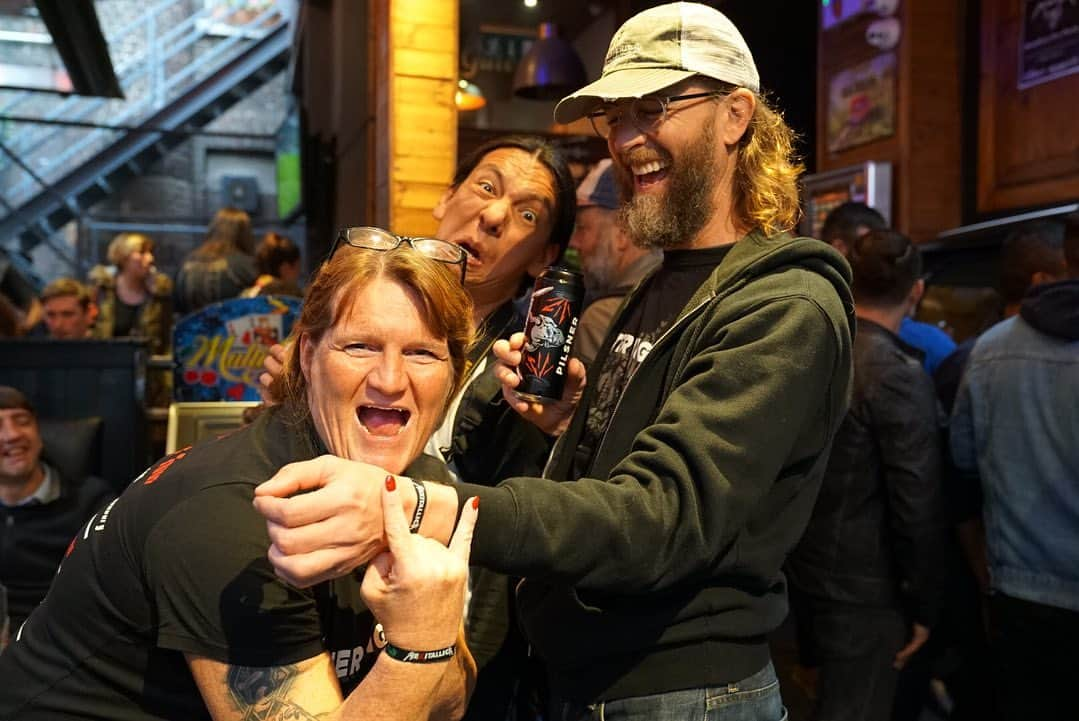 メタリカさんのインスタグラム写真 - (メタリカInstagram)「Thanks to the Metallica Family in Ireland for coming together for our @enternightpilsner pre-party at Fibber Magees. See you tomorrow at Slane Castle! #EnterNightPilsner #MetAtSlaneCastle」6月8日 6時55分 - metallica