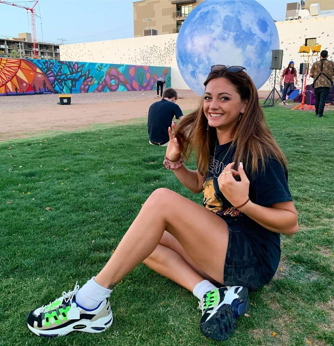 エラ・ネルソンさんのインスタグラム写真 - (エラ・ネルソンInstagram)「Smiling so large because there is a giant moon and live music behind me 🌝🌝 If you’re ever in the Phoenix area on the first Friday of the month be sure to check out Roosevelt Row for hellaaaa art, food, vendors and vibes ✨ #myphx #puma #pumaxsankuanz」6月8日 6時57分 - ellanelson200