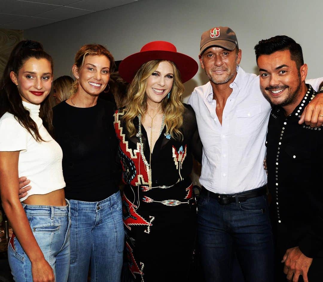 アンソニー・ラモスのインスタグラム：「The Concert for Love & Acceptance was a hit! Thank you to everyone who made it a success! ❤️🌈🌟」