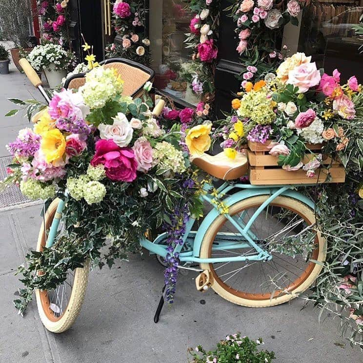 ELLE DECORさんのインスタグラム写真 - (ELLE DECORInstagram)「Because every bike should double as a floral display 🌺🚲🌸 #regram 📸: ELLE Decor’s @moniquevaleris」6月8日 7時03分 - elledecor