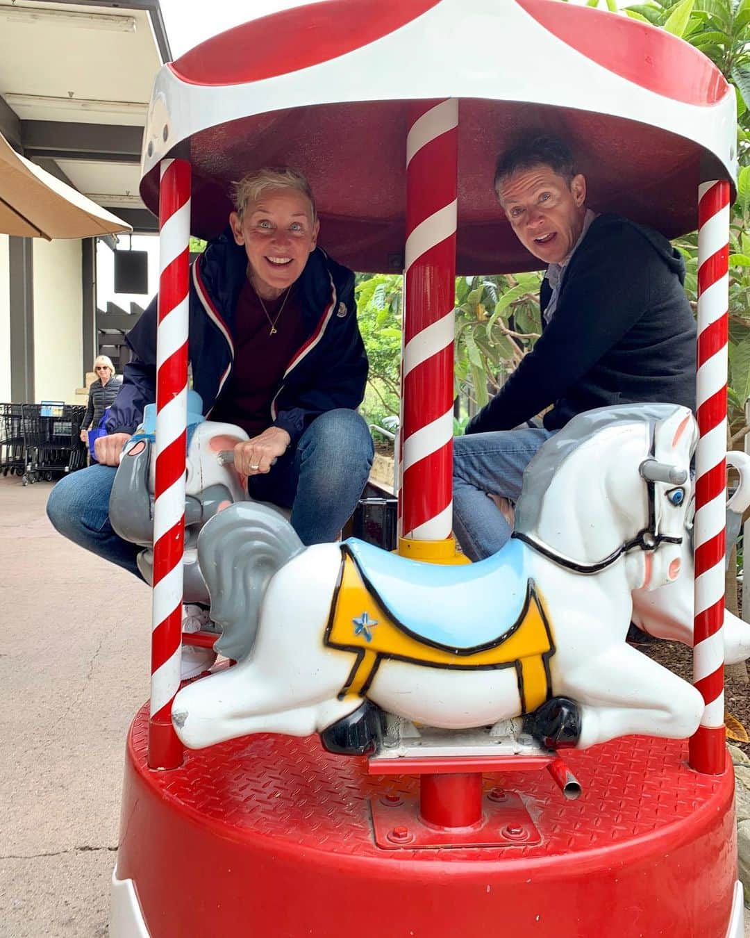 エレン・デジェネレスさんのインスタグラム写真 - (エレン・デジェネレスInstagram)「Carousel of a carousel with my brother. @vancenotvance」6月8日 7時04分 - ellendegeneres