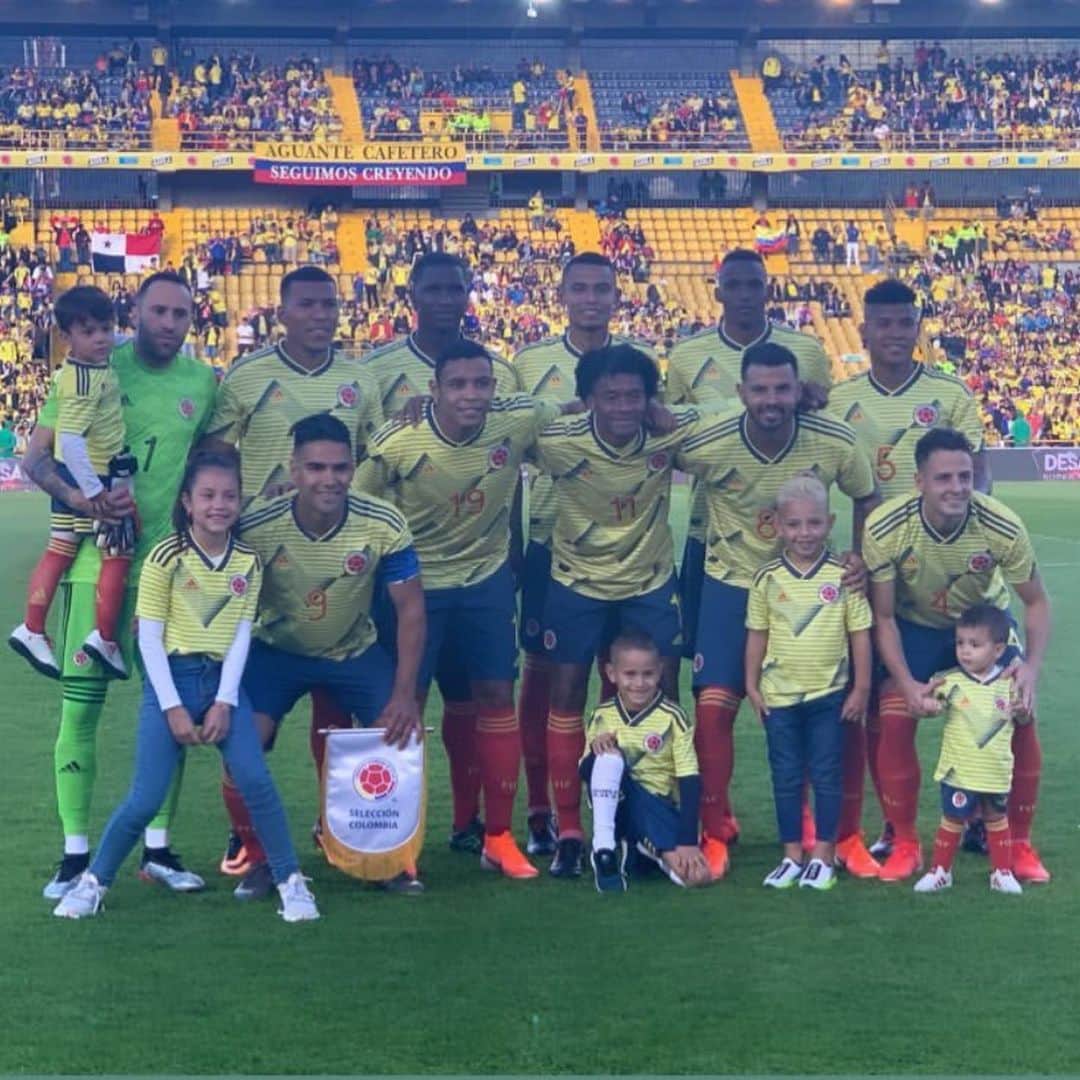 ジェシカ・スターリングのインスタグラム：「Nadie dijo que seria Fácil!! Solo que valdría la pena... 💛💙♥️MUCHOS EXITOS Y BENDICIONES MIAMOR estamos muy orgullosos de ti!! @d_ospina1 TE AMAMOS♥️ @fcfseleccioncol」