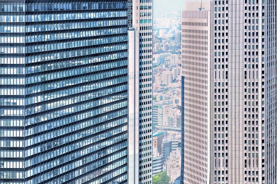 Yasuhito Shigakiのインスタグラム：「. . Building ← Tokyo → Building . . #ザ壁部 . Tokyo, Japan」