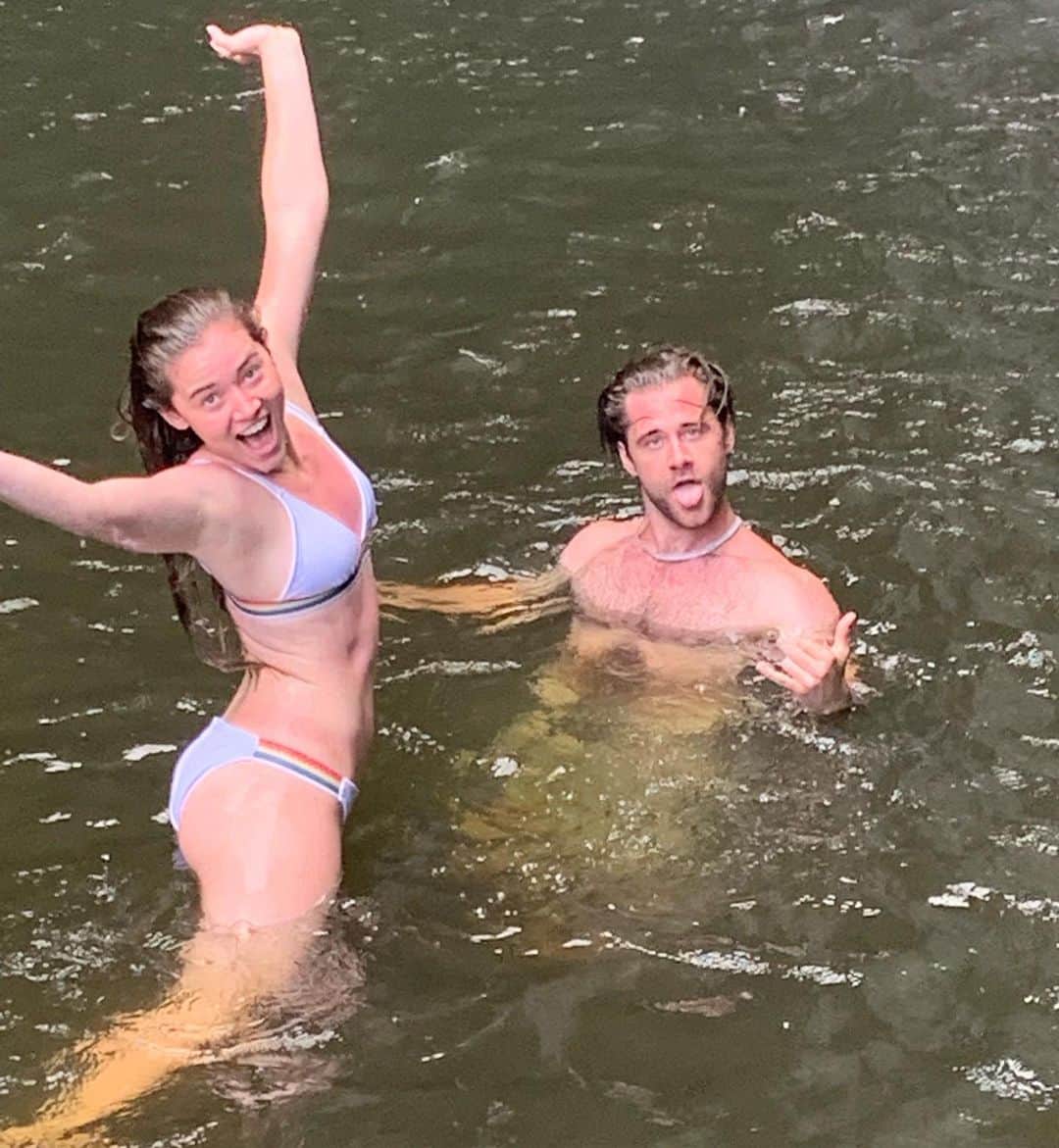 ルーク・ベンワードのインスタグラム：「Hanging loose in Hawaii」