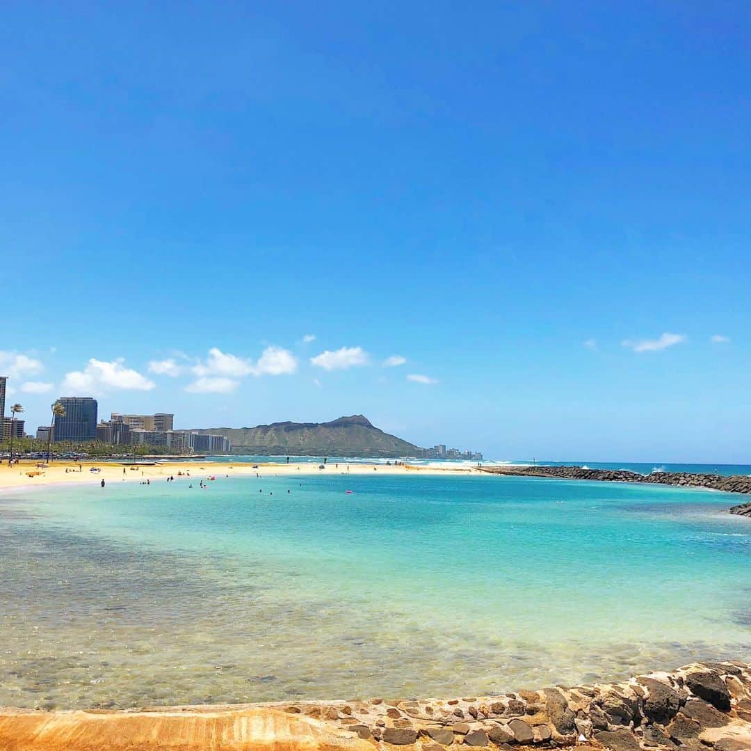 マキ・コニクソンさんのインスタグラム写真 - (マキ・コニクソンInstagram)「今日のお天気最高！ ハワイ最高！👍🏼 Happy Aloha Friday! 🌺🌺 #ハワイのおすそ分け🤙🏼 #最近ダイアモンドヘッドの景色がお気に入り❤️」6月8日 7時12分 - makikonikson
