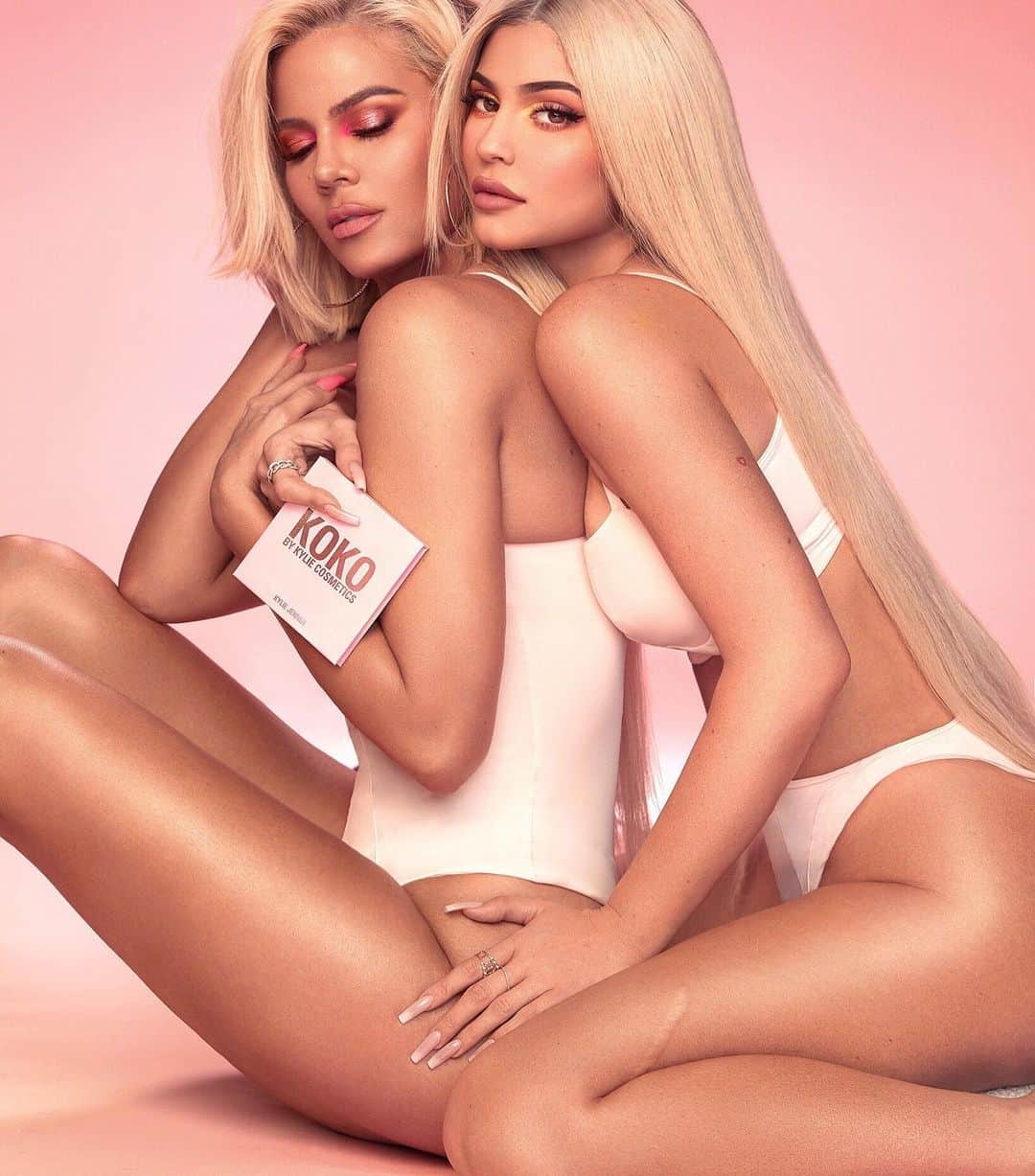 Kylie Cosmeticsさんのインスタグラム写真 - (Kylie CosmeticsInstagram)「We’re back with ROUND 3!! The new #KOKOKOLLECTION is coming June 14 ⭐️ @khloekardashian 💕 go to Stories now for the reveal!」6月8日 7時16分 - kyliecosmetics