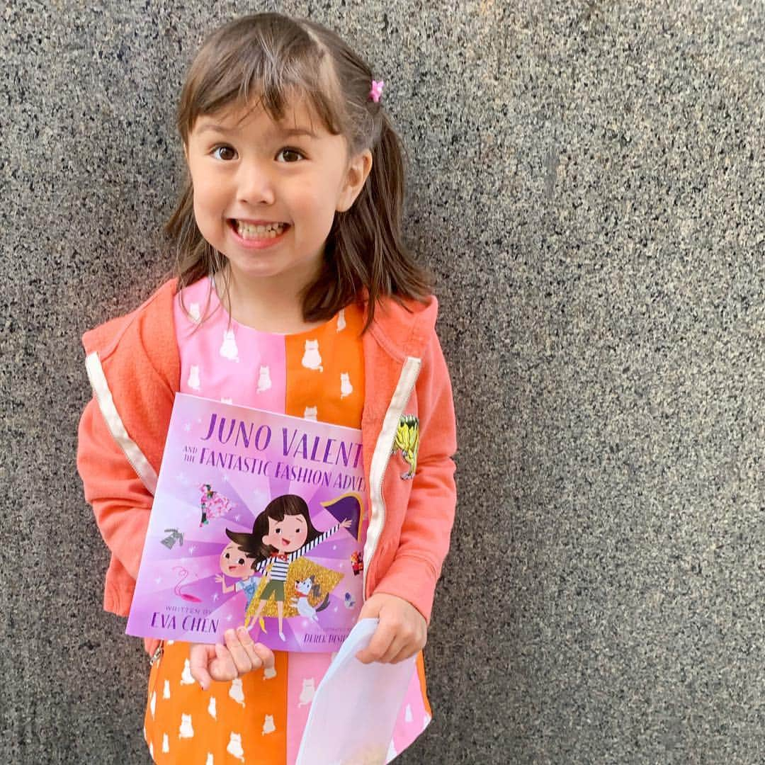 エヴァ・チェンさんのインスタグラム写真 - (エヴァ・チェンInstagram)「My #1 cheerleader (besides @tbannister) 😭. When she saw the advanced copy of the new book (pre-order in the link in bio), she said she was proud of her mommy and then I wept」6月8日 7時33分 - evachen212