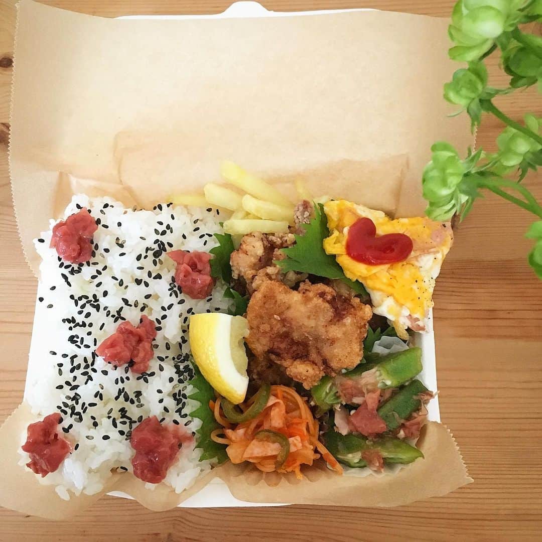 ecruのインスタグラム：「2019/06/08 (sat) 土曜日ですが「テンションが上がるお弁当を作って！」とのリクエストがあり、唐揚げ弁当に♪ ・ ドラマ好きなのですが、最近はゆっくり見る時間がもったいなくて、家事をしながらスマホで見ることも。 今朝は、毎週楽しみにしている「きのう何食べた？」を見ながらお弁当を作っていて、あと一品、何にしようか…と思っていたので、西島秀俊さんがササッと作っていたナポリタンにしました😁 ・ ごま塩南高梅ご飯 鶏の唐揚げ ポテトフライ ハムのオムレツ オクラの梅ツナおかか和え ナポリタン ・ #gonben #お弁当 #obento #bento #lunch #lunchbox #food #foodpic #foodphoto #ごん弁当 #instafood #instagood #yummy #love #japan #japanesefood #大学生弁当 #thankyou #onthetable #日々 #暮らし #お弁当記録 #ランチボックス  #使い捨て弁当箱 #ミニ薔薇 #エクレール  #横から適当にかけたケチャップが写真を撮る時にハートになっていることに気付き…😱 #蓋を閉めたらグチャっとなりホッ😅 #おかんのハートなんて #ドン引きされるわ😅」