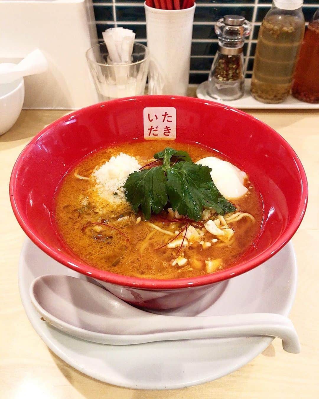 のインスタグラム：「・ 新しくオープンするお店で 坦々麺を食べてきました🍜✨ @menyaitadaki  ㅤㅤㅤㅤㅤㅤㅤㅤㅤㅤㅤㅤㅤ あたしはノーマルな坦々麺に 温玉とチーズトッピングした😆 ㅤㅤㅤㅤㅤㅤㅤㅤㅤㅤㅤㅤㅤ 次はめっちゃ辛いやーつも 食べてみたいから頼んでみよう🤔 ㅤㅤㅤㅤㅤㅤㅤㅤㅤㅤㅤㅤㅤ リゾットセットにしたんだけど そのトマトチーズリゾットも激うま でした😳❤️ ㅤㅤㅤㅤㅤㅤㅤㅤㅤㅤㅤㅤㅤ 今日のオープンが楽しみ🙋🏻‍♀️✨ ㅤㅤㅤㅤㅤㅤㅤㅤㅤㅤㅤㅤㅤ ごちそうさまでした⭐️⭐️⭐️ #いただきぬーどる」