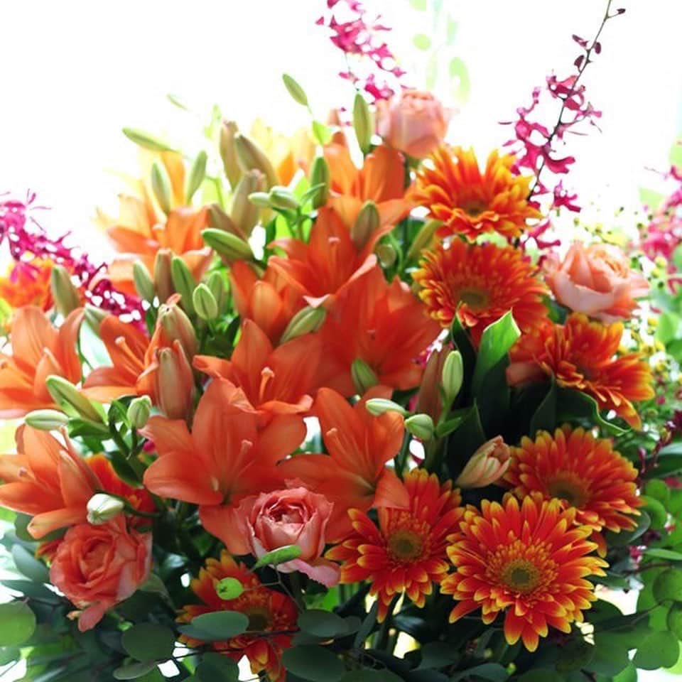 アトリエ一凛さんのインスタグラム写真 - (アトリエ一凛Instagram)「オレンジのお花でとのリクエストに、オレンジ尽くしでご用意したお祝いのお花です。 パッと明るくオープニングにふさわしいアレンジです♪ . 写真をダブルタップしてみて❤️ @atelierichirin ←アトリエ一凛のサイトはこちらから😊 .  #アトリエ一凛 #福岡花屋 #花好きな人と繋がりたい #福岡 #福岡市 #福岡結婚式 #大橋  #花屋 #お花屋さん #花のある暮らし  #花束 #アレンジメント #リース #ウェディング #花屋一凛 #楽屋 #誕生日プレゼント #開店祝い #フラワーアレンジメント #instapic #ig_japan #ig_flowers」6月8日 7時50分 - atelierichirin