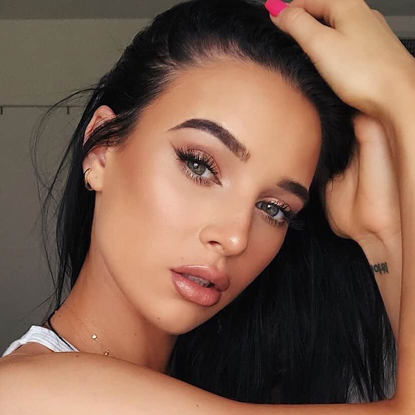 のインスタグラム：「We’re seriously obsessed with @genelleseldon! 💋 She goes for #preciselymybrowpencil to fill in her #benefitbrows! #regram #friendswithbenefit」