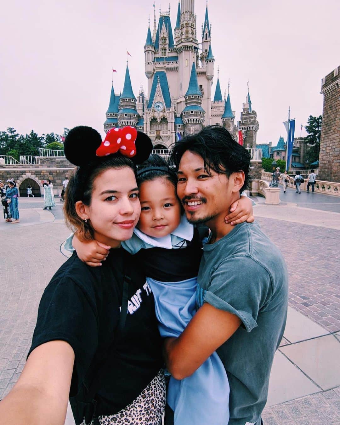 のインスタグラム：「👩🏽‍🦱👸🏼🧔🏾 ・ ・ 今回は旦那の誕生日ディズニー🏰🎂 ・ お昼からすごい大雨で途中からほぼ休憩だったけど🤣 ・ でも乗りたいやつは乗れたし、エマはビッグサンダーデビュー⛰もできた♥️ ・ ・ 37歳のお誕生日おめでとーさん🎉🧔🏾 いつも家族の為にありがとう✨ ・ ・ Pixelだとインカメでも広角になって背景がちゃんと映るから人に頼まなくてもいいから助かった 🙌🏼 ・ ・」
