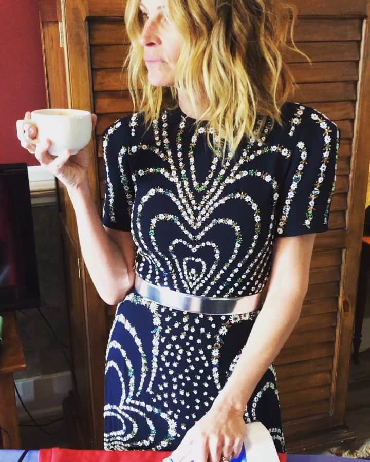 ジュリア・ロバーツのインスタグラム：「🧡Faux Boom Friday 🧡☕️」