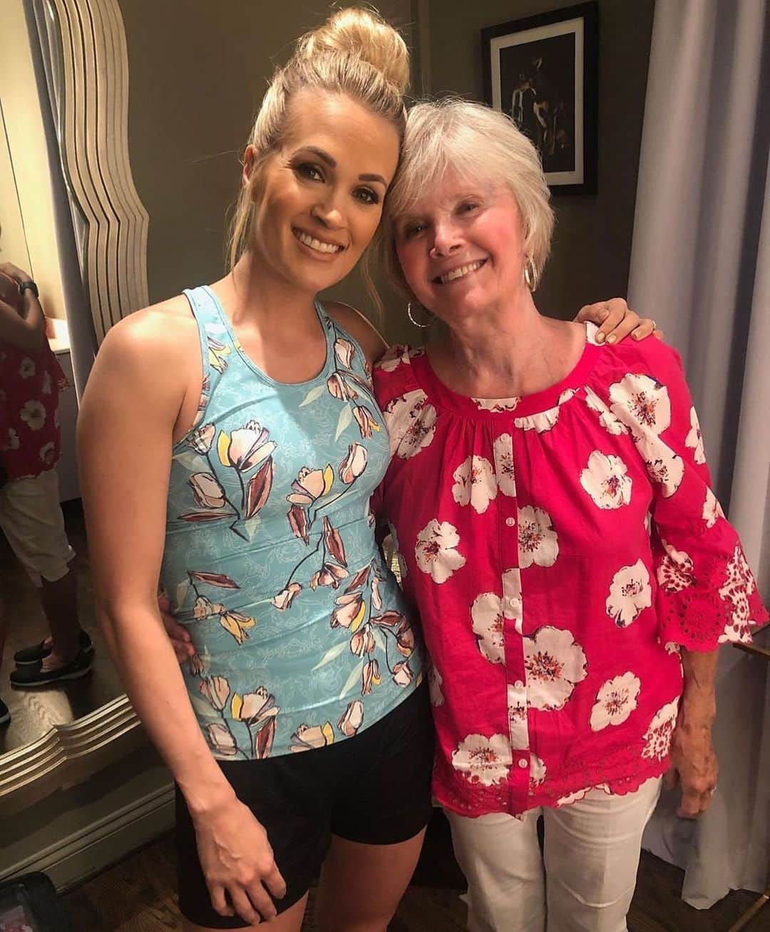 People Magazineさんのインスタグラム写真 - (People MagazineInstagram)「Carrie Underwood gets her beautiful smile from her mama! ❤️| #Regram @carrieunderwood」6月8日 8時17分 - people