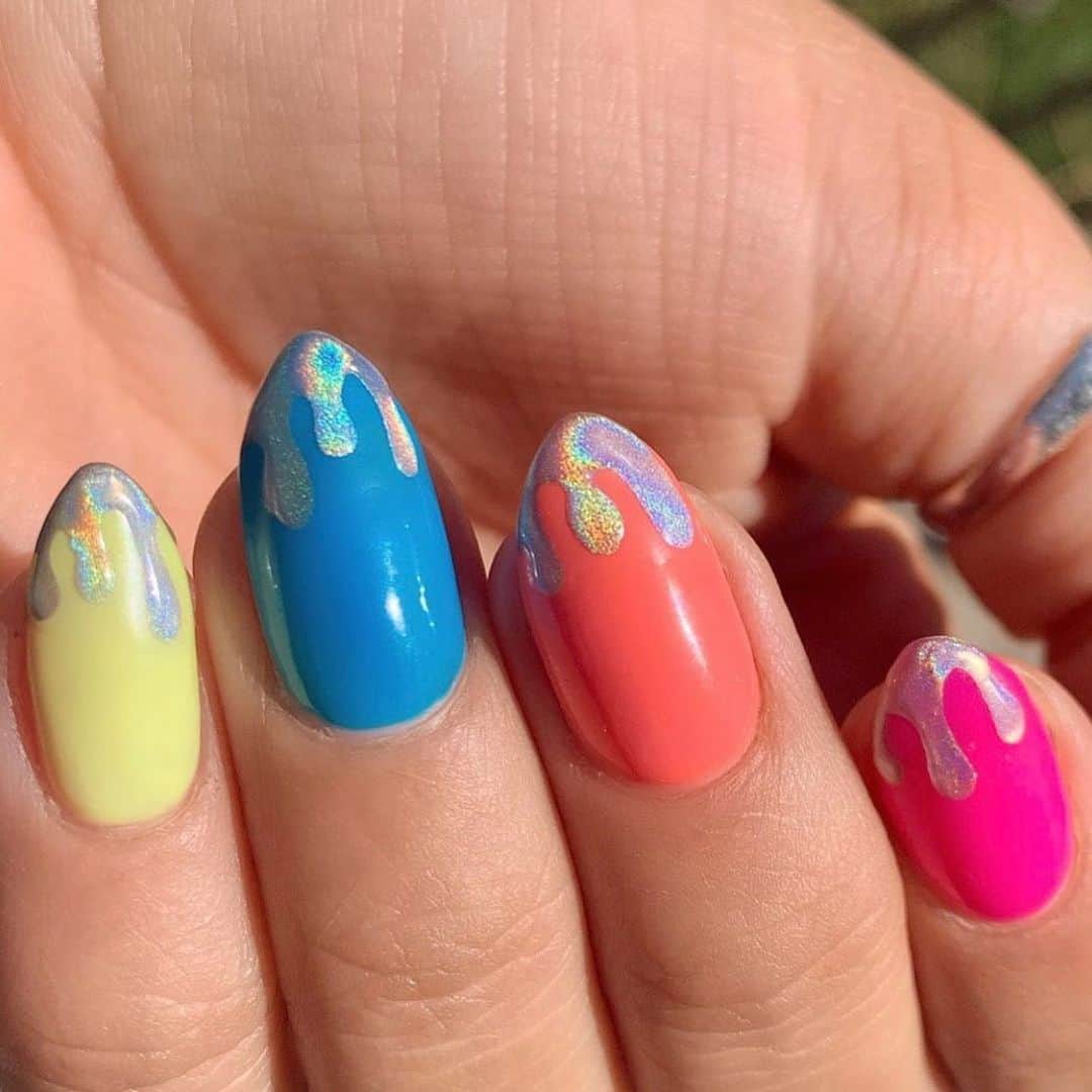 OPIさんのインスタグラム写真 - (OPIInstagram)「Double tap if you’re #OPIObsessed with our new Neon collection ♥️! This mani is perfect @banicured_ 😍 #dripnails #chromenails #chrome #neonnails #nailart #weekendnails #weekend #notd」6月8日 8時20分 - opi