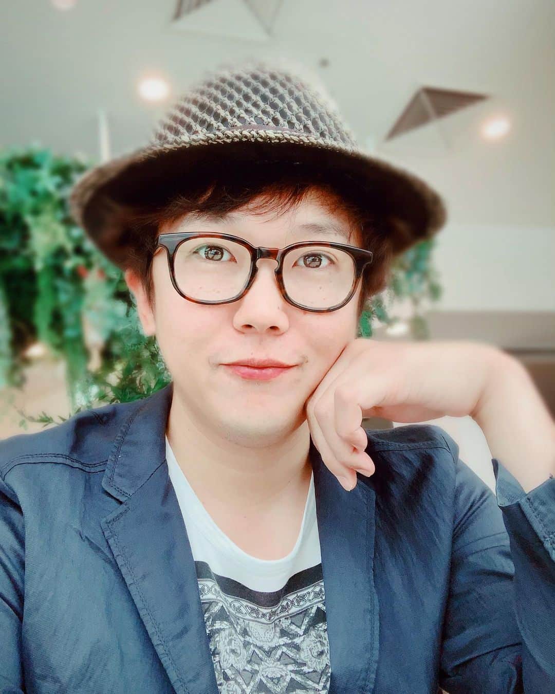 金子貴俊のインスタグラム：「おはようございまーす！ 今日は飛行機移動してこれからロケでーす！ただ今、飛行機待ち✈️ 天気も保ちそうだし、楽しむぞー！ それにしても写真加工しすぎ(^◇^;)」