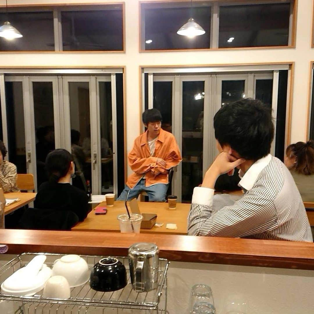 村本大輔さんのインスタグラム写真 - (村本大輔Instagram)「カフェMIROKUは福井県美浜町の山奥にあって駅にはタクシーもない。昨日は神奈川や名古屋、石川県からこの場所に車で来てくれたお客さんと、夜中の真っ暗な森の中、小さなカフェで静かに話させてもらった。夢の中で話してるような時間だった。」6月8日 8時26分 - muramotodaisuke1125