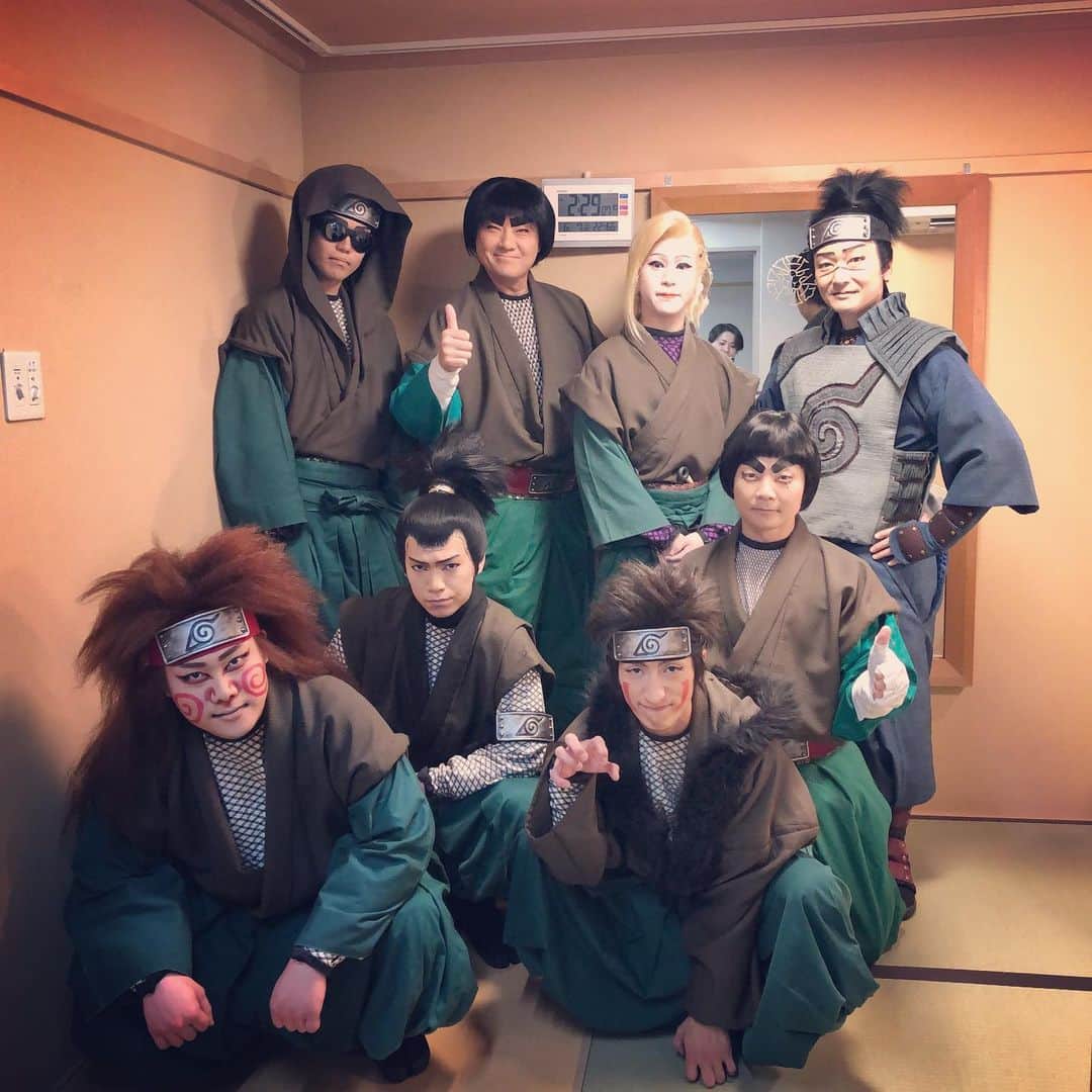 市川 翔乃亮のインスタグラム：「おはようございます☀ 今日は1回公演です！  アカデミーのみんなで記念撮影✌️ 仲間っていいね😊 イルカ先生いつもお世話になってます！！ #南座 #ナルト歌舞伎 #NARUTO歌舞伎」