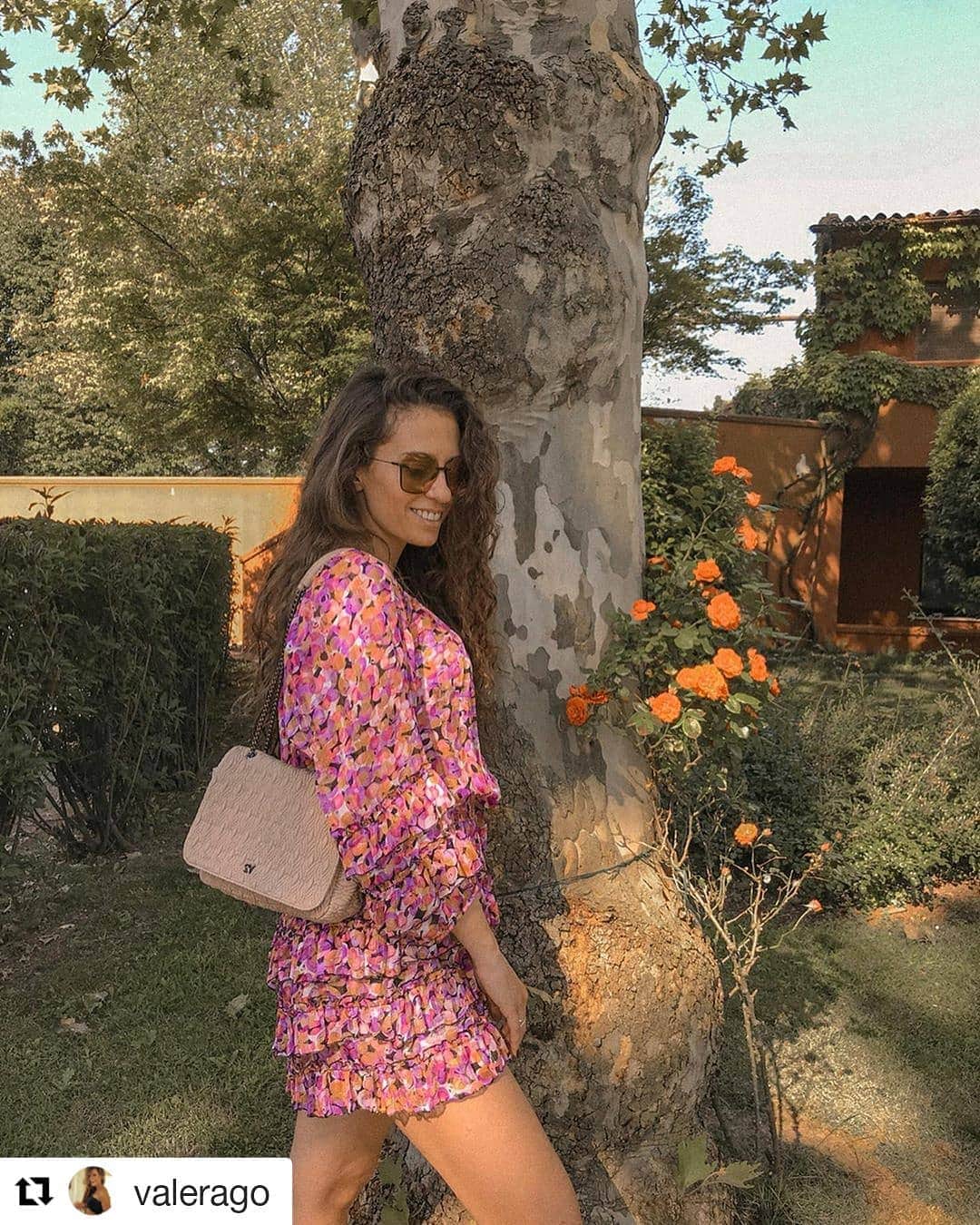 のインスタグラム：「@valerago wears @italiaindependentofficial  Mod.0314  #ItaliaIndependent  #Repost @valerago (@get_repost) ・・・ Buonasera amici ☀️! Sono sparita per qualche giorno ma sono stati giorni super intensi: sono seduta sul treno di ritorno da Roma e sono partita subito dopo aver fatto un esame! In mezzo c’era anche il compleanno di mio fratello, una presentazione all’università, una grigliata con gli amici e, ovviamente, è partito anche lo studio per il prossimo esame 😭! Comunque finalmente è arrivato il caldo ( ora inizieremo a lamentarci per questo 😂) e finalmente ho iniziato a mettere i vestiti estivi che da tanto tempo aspettavo di indossare!💞 In foto anche una #newentry, gli occhiali che ho ricevuto da  @italiaindependentofficial rosa specchiati! Ve lo avevo fatti vedere nelle storie qualche giorno fa, vi piacciono? 💞😍 #italiaindipendent」