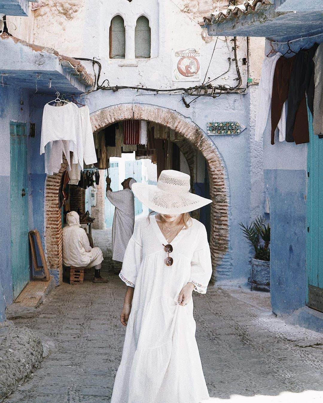 Manamiのインスタグラム：「📍Chefchaouen ㅤ シャウエンは人の少ない早朝に歩き回るのがおすすめ🌞 モロッコ人は写真に写る事を嫌う人が多いので 撮影の時は注意☝🏽 ㅤ 📸 @fanfanirene」