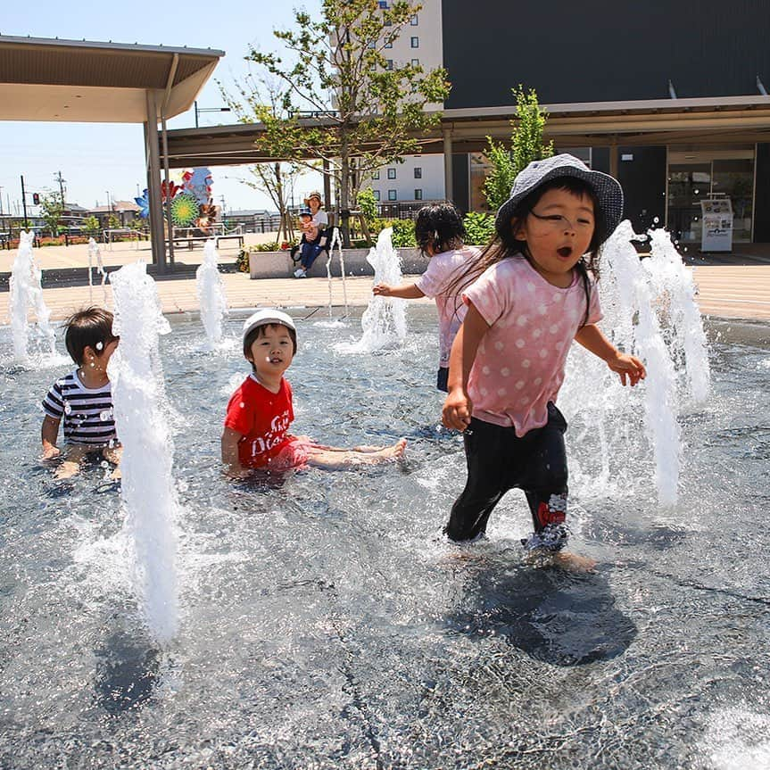 愛知県田原市さんのインスタグラム写真 - (愛知県田原市Instagram)「Water play is fun. * ピチピチ♪チャプチャプ♪ *  #ランランラン♪ #濡れたって平気 #梅雨の合間の晴れ間 #たまらなく楽しい #ふんすい#お着替え持って遊びに行こう  #たはら暮らし  #渥美半島#田原市#田原#伊良湖岬#伊良湖#赤羽根#噴水#ララグラン#すくっと#水遊び#親子#お出かけ #tahara#irago#akabane #サーフィン#surfing#田舎暮らし#日々の暮らし#休日の過ごし方#スローライフ#instagramjaran#igersjp」6月8日 8時53分 - tahara_kurashi