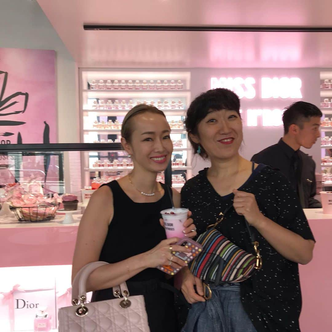 大宮エリーさんのインスタグラム写真 - (大宮エリーInstagram)「友達に会えた #ellieomiya  #dior #perfume」6月8日 8時55分 - ellie_omiya