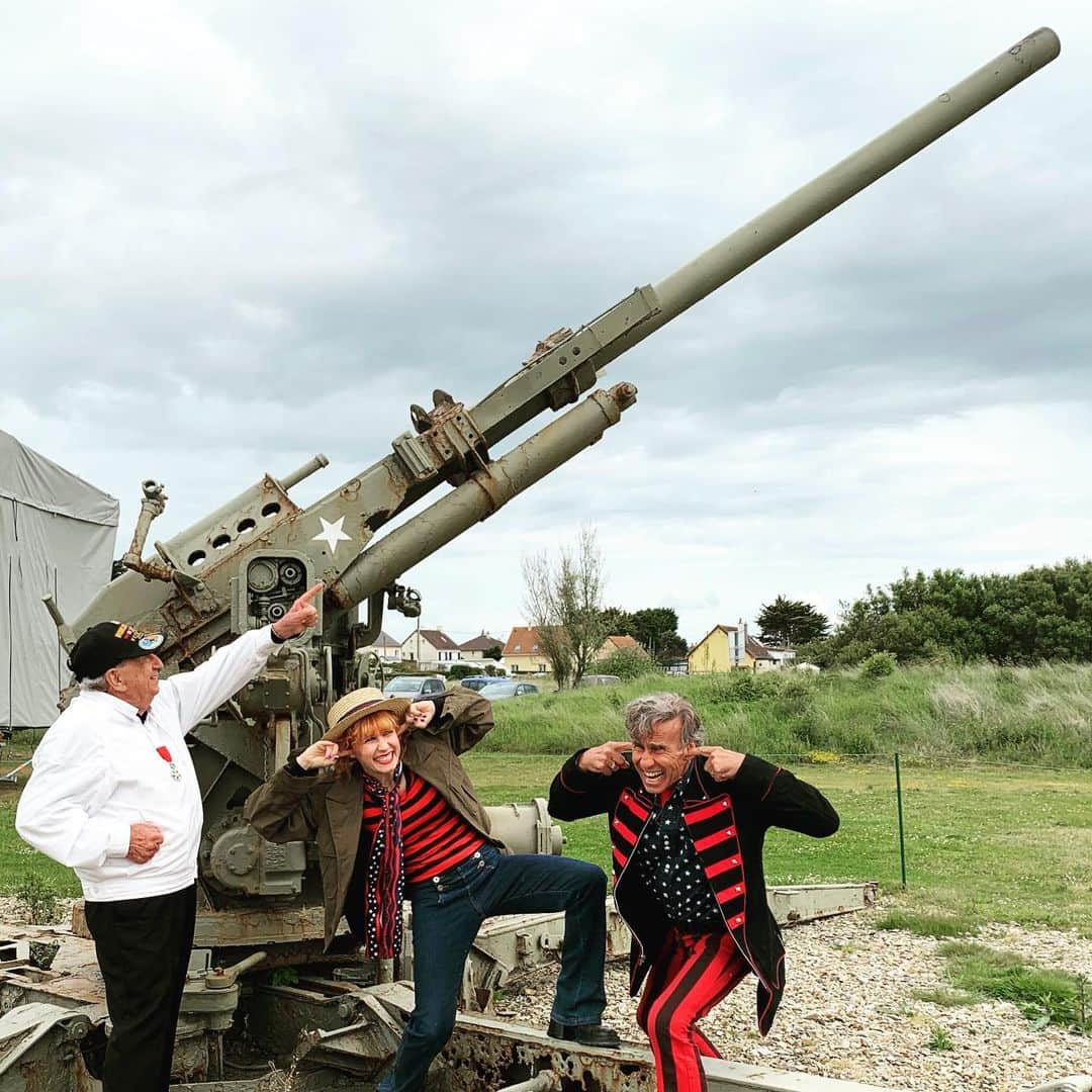 ボニー・モーガンさんのインスタグラム写真 - (ボニー・モーガンInstagram)「With the ACTUAL gun my Uncle Irving commanded 75 years ago in WW2 at Utah Beach in Normandy #90mmrounds #thisisgonnabeloud #uncleirving #epic #utahbeach #normandy #ww2 #heavyartillery #shenanigans #irvinglocker #staffsargent #americanhero #adventuresofbonanddad #clowningaround #adventuresofbendybonnie #bendybonnie」6月8日 8時56分 - bendybonnie