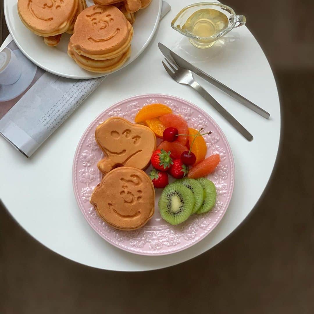 k i ｒa r a のインスタグラム：「ɢ०ᵒᒄ ʍᵒʳᐢⁱᐢᵍ◡̈⃝ 朝ごはん🥞🥣 ワッフルメーカーで ホットケーキ焼いたよ🧁  ピンクのお皿はフォロワーの みゆきさんに頂いたもの🍽💕 . . . #スヌーピー#チャーリーブラウン  #朝ごはん#スヌーピーワッフルメーカー #wedgwood#食器#breakfast#morning  #朝#朝食#ホットケーキ#ワッフル#cute #かわいい#インスタ映え#カフェ風ごはん  #鹿児島#cook#like#写真#加工#アプリ」