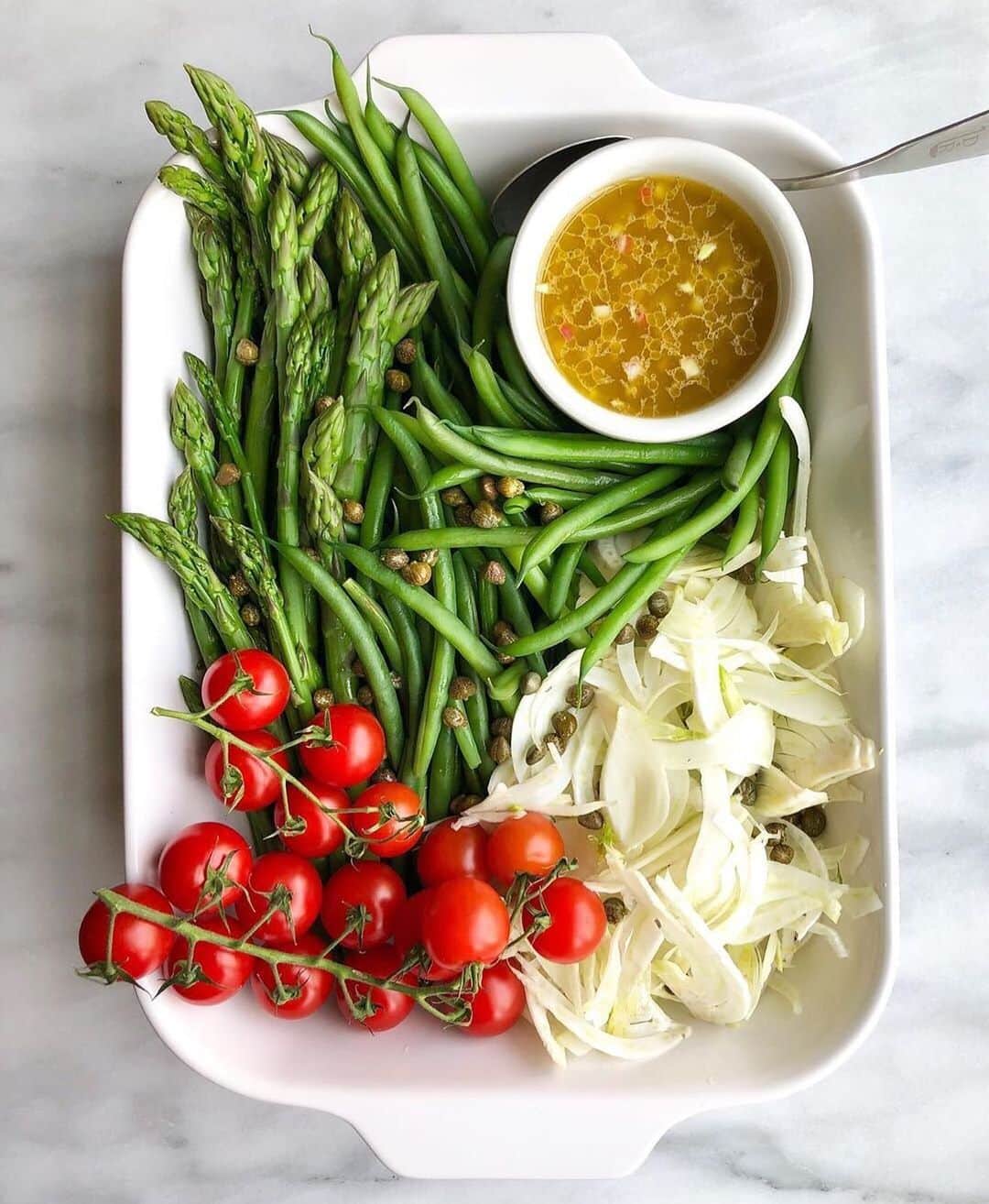 マーサ・スチュワートさんのインスタグラム写真 - (マーサ・スチュワートInstagram)「What to bring to your picnic this weekend, courtesy of culinary director @tojo827. ✨ Here’s his pick for a fresh, seasonal spread of veggies: blanched beans + asparagus with shaved fennel + tiny tomatoes + capers + broken sherry shallot mustard vinaigrette.」6月8日 8時59分 - marthastewart