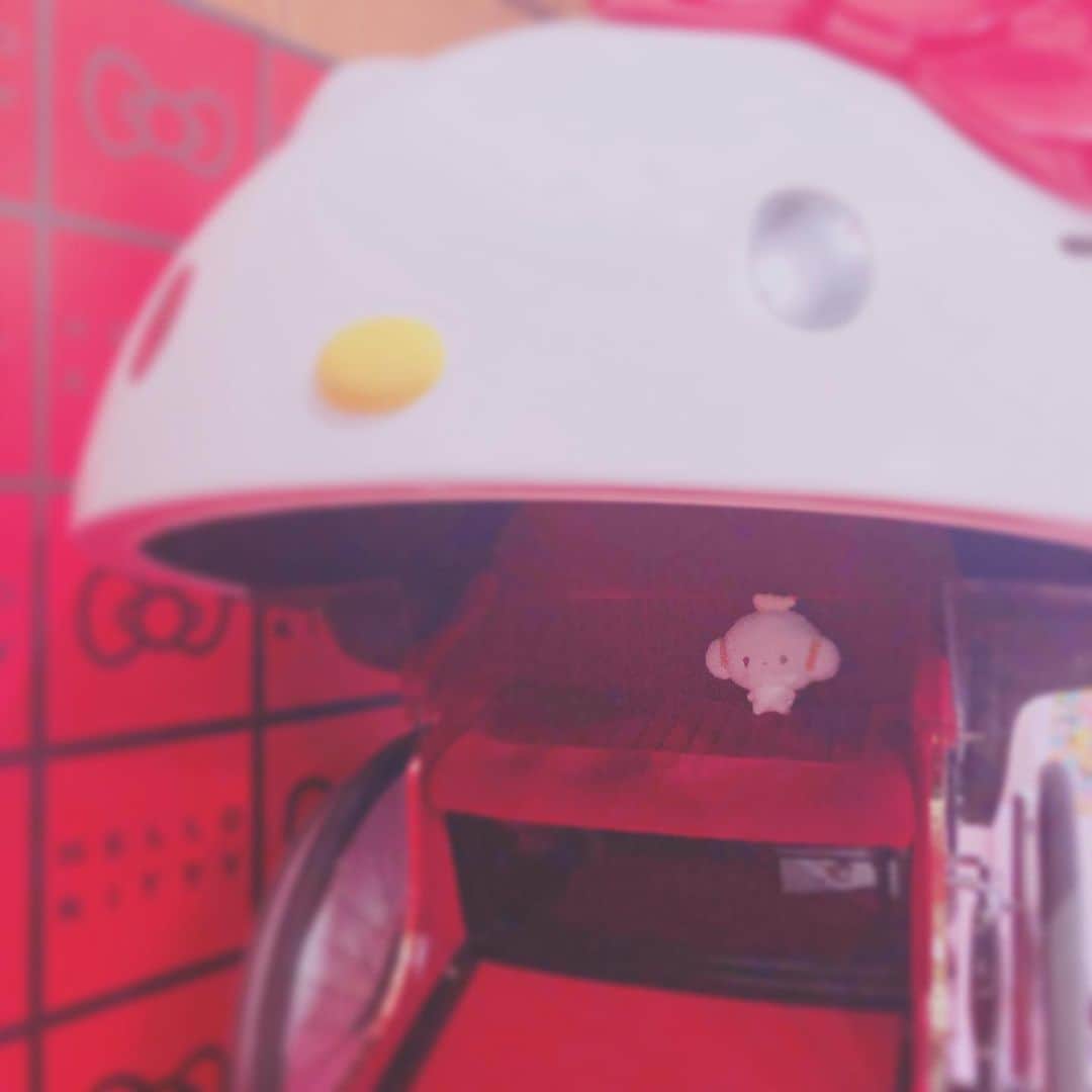のインスタグラム：「. キティちゃんの人力車だみゅん‥！ かわいいみゅん〜‥♡ #ハローキティ #キティちゃん #人力車 #浅草 #可愛い #サンリオ #キャラクター #小麦粉 #こぎみゅん #かわいい #sanrio #character #flour #cogimyun #kawaii #asakusa #tokyo #japan #hellokitty #kitty」