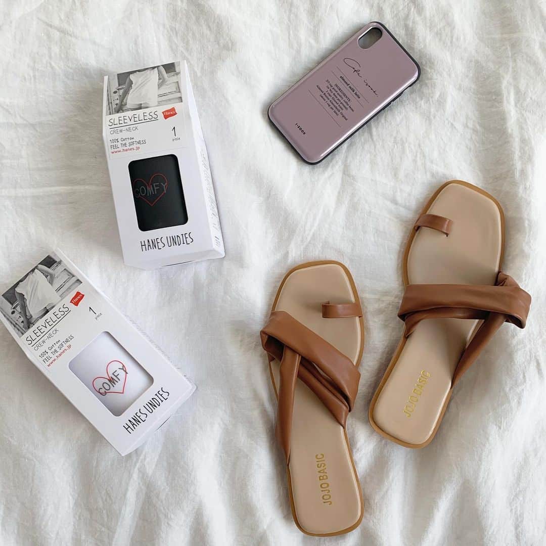ryuu79hinaのインスタグラム：「最近の購入品♥ ・ ・ iPhoneケース📱 isook率が高いな最近❤️ ・ ・ 👡 これめちゃくちゃ履き心地足当たりがよい🐼◎ 長時間履いても痛くならなそう！ ・ ・ 👕 Hanesはblack＆White ベージュ＆ネイビーも欲しぃ❤️ ・ ・ ┈┈┈┈┈┈┈┈┈┈┈┈┈┈┈┈┈┈┈┈┈┈┈┈ #ヘインズ#Hanes#isook#lavishgate#購入品#記録#iPhoneケース#iPhonexs#スマホケース#local#置き画#置き画くら部#置き画倶楽部#おしゃれさんと繋がりたい」