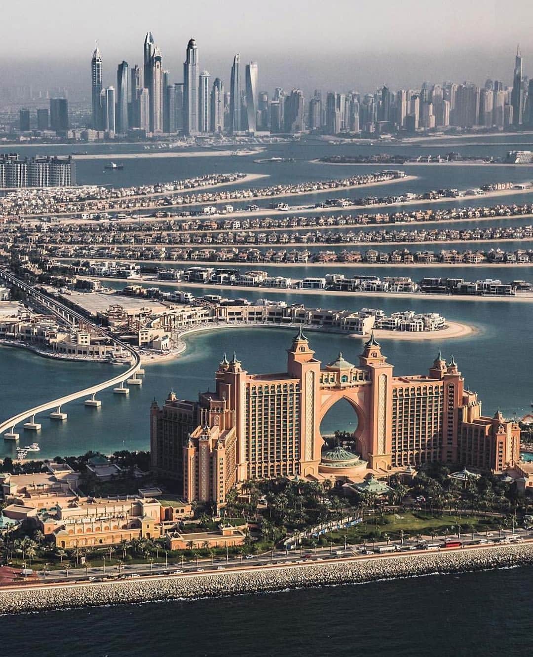Inspirationさんのインスタグラム写真 - (InspirationInstagram)「Uma vista incrível do alto de Dubai! Dá pra acreditar que essa cidade tem em média apenas 27 anos de idade? #decorcriative #decorcriative. Follow @interior.inspira  __________________ 📸Ross Cockrell Local: Dubai, Emirados Árabes Unidos」6月8日 9時09分 - decorcriative