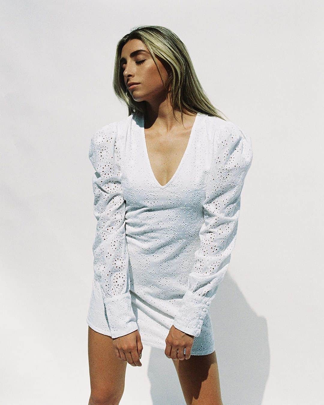 Lauren Elizabethのインスタグラム：「2 days till the @xlethelabel Summer Edit drops 🙌🏻」