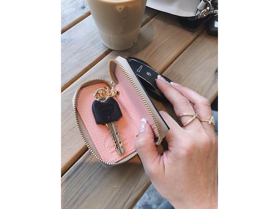 翁安芸さんのインスタグラム写真 - (翁安芸Instagram)「ピンクのお財布に合わせて、ベージュ×ピンクのカードケースとキーケースも揃えました🤓💕💗💓 車のキーも一緒にケースに収納でき、とってもスマートで便利です✌🏻✨ #larcobaleno #ラルコバレーノ #akiweng #翁安芸」6月8日 14時37分 - akinyc