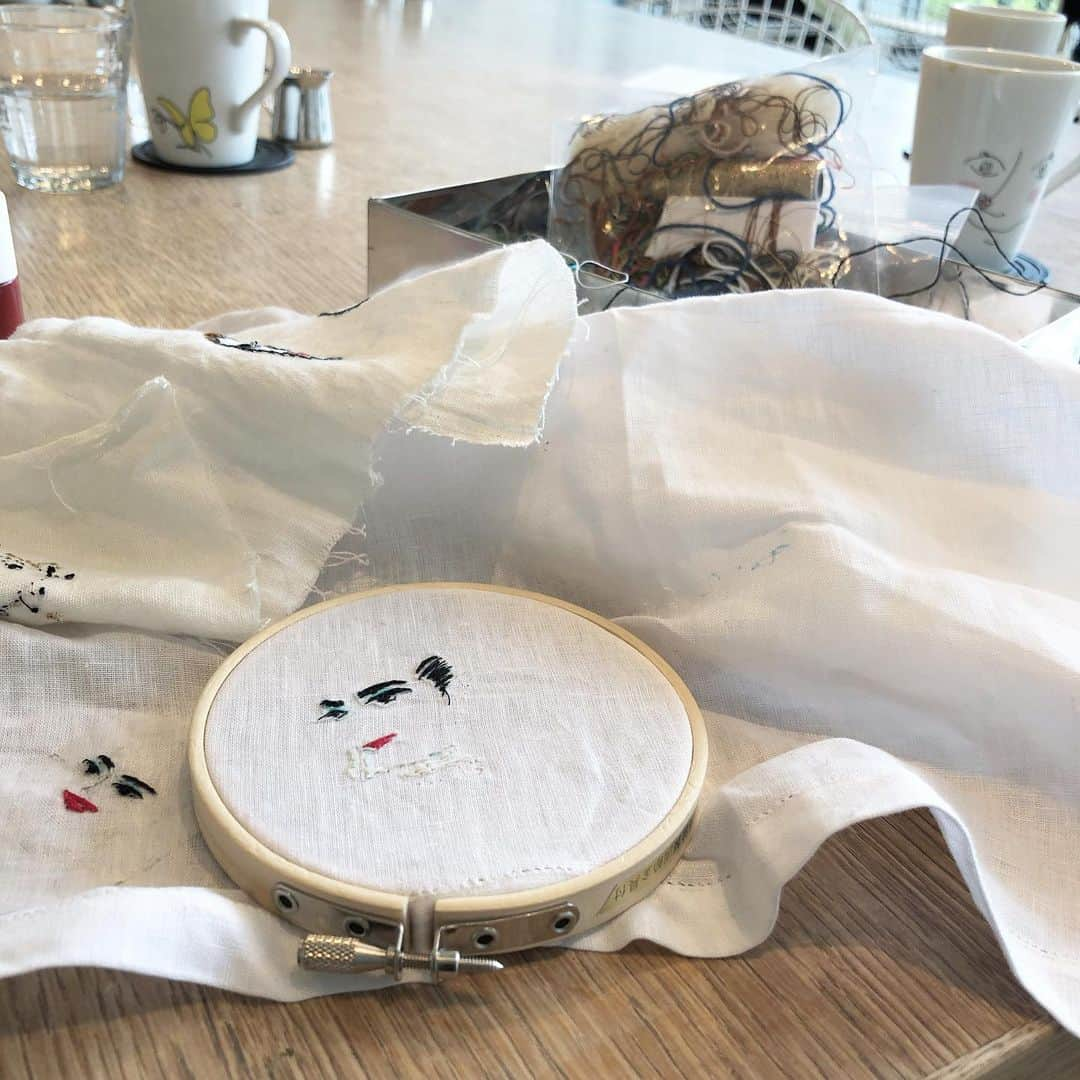 山本浩未さんのインスタグラム写真 - (山本浩未Instagram)「#はづき先生の刺繍教室  おしゃべりしながらチクチクと刺しては解いてやり直すを繰り返し…今日も＂一歩進んで三歩下がってる＂ 😜 だったけど、楽しゅうございました🧵💕 男役さんの"もみあげ"難しい😅」6月8日 14時39分 - hiromicoy