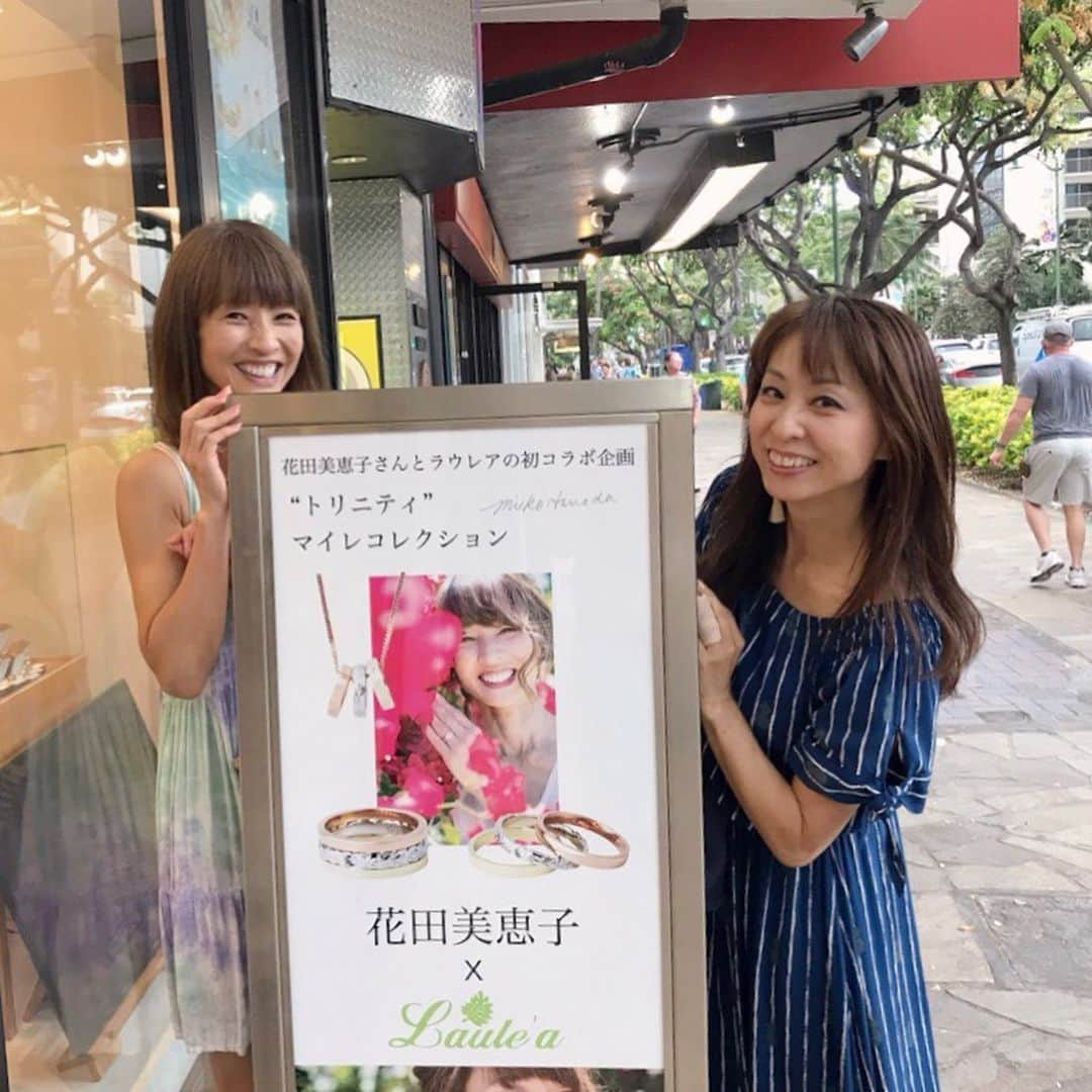 花田美恵子さんのインスタグラム写真 - (花田美恵子Instagram)「ワイキキで発見👀 こんなに目立つPRをありがとうございます✨ @laulea_waikiki さんとのコラボレーションでデザインしたリングとネックレス💍 @noriegreen さんも可愛い😍って言ってくださいました〜  ##hawaii #waikiki #ring #necklace #hawaiianjewelry #trinity #collaboration」6月8日 14時40分 - hawaiimieko