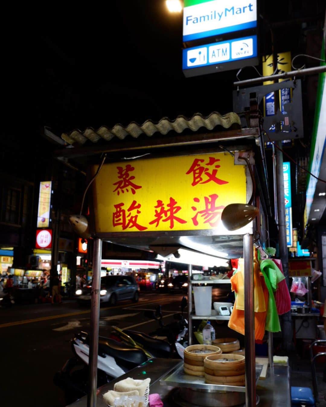 かおしさんのインスタグラム写真 - (かおしInstagram)「前postの大橋頭魯肉飯は、#台北 の#延三夜市 の中にあるお店なのだけれど、ここを出て歩いている時に、以前ネットで見て気になっていた屋台を発見‼️ ・ ファミマの隣にあるその屋台(pic5)のメニューは、#蒸し餃子 (70元)と#酸辣湯 (30元)だけ。 両方オーダーし、出てくるまでの間に隣のファミマでビールを購入🍺 ・ まずは酸辣湯が出てきた。 日本で食べる酸辣湯は、割と辛さと酸味がハッキリしているけれど、台湾のものは全体的に辛さも酸味もマイルド。 そして、お店によって味が全然違う。 こちらのものは、割としっかりと味つけがしてあり、日本人は好きな味だと思う。 途中で卓上の辣油とお酢でカスタムしたら、すっぱ辛いもの好きな私の好みど真ん中の味に👏 ・ 蒸し餃子は蒸籠で蒸したてがドーンと。 この三角タイプの餃子は、学生の頃のバイト先の包み方だなと懐かしい気分に😌 シンプルであっさりとした餃子なので、タレに辛い調味料を多めに入れると最高🤤 ・ 合わせて100元(約350円)で大満足😋 お店のお姉さんが優しくて、ニコニコ笑顔がとても素敵な人だったので、思わず「写真撮らせて😃」と言ってしまった🤓 照れながら撮らせてくれた♡(pic4枚目) また行きたいな🙂 ・ #かおし旅 #かおし台北旅行 #台湾 #taiwan #延三觀光夜市 #旅グルメ #taipei #台湾グルメ #台湾旅行 #グルメ好きな人と繋がりたい #旅好きな人と繋がりたい #旅行好きな人と繋がりたい #igersjp #retrip_taiwan #retrip_gourmet #jalan_travel #jtbで旅したい #tabicoorde #repostrurubu #rurubu1st #チェジュ島行きたい #imatabiキャンペーン7 #今だからできる旅 #photo_shorttrip #タビジョ #台湾好きな人と繋がりたい」6月8日 14時40分 - cao_life