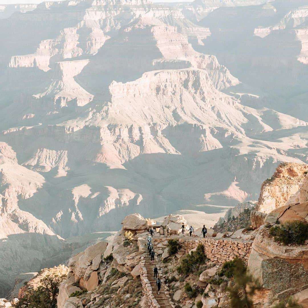 Simple Green Smoothiesさんのインスタグラム写真 - (Simple Green SmoothiesInstagram)「Spent some time reflecting on our 5-day Grand Canyon adventure with these amazing rawkstars. It takes a certain type of person to train for the rim-to-rim-to-rim, where we cover 47 miles, 11,000 feet elevation gain and 11,000 elevation loss in just two days. . ( We all agreed this even was harder than childbirth, but absolutely worth it. )  Lesson: hard things are worth doing. . We started into the canyon in snow, ran under waterfalls, went 7 miles through scorching hot deserts and then climbed 9 miles of switchbacks. . Then we did it all over again the next day. Lesson: you can always take one more step. . As hard as the rim-to-rim-to-rim is, it’s also the most rewarding trek I’ve ever done. You realize just how tough, strong and capable you are... and how beautiful the world can be. God truly created a masterpiece with this canyon! . If your heart is tugging at you to step outside your comfort zone, to do something wild and crazy and to find your grit- we’ve got something you wanna hear about... . We’ve decided to do one last adventure this October to the canyon. This is it- so if you’re at all interested in training to run/hike the Grand Canyon with your fellow rawkstars... sign up soon. We’ve only got 3 spots left and I know they will go to the right people. Is the canyon calling you? If so, sign up through the link in my bio or here: https://sgs.to/retreat . . Amazing pics by @nicolerupephotography (she’s the BEST!!!) . #mapmyrun #fuelyourpassion #simplegreensmoothies」6月8日 9時14分 - simplegreensmoothies