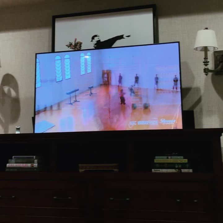 エリザ・ドゥシュクのインスタグラム：「Wait a minuttttte.. this looks MAD familiar 🤔🤸🏻‍♀️#MISSYSTOLETHEIRCHEER 🤯」