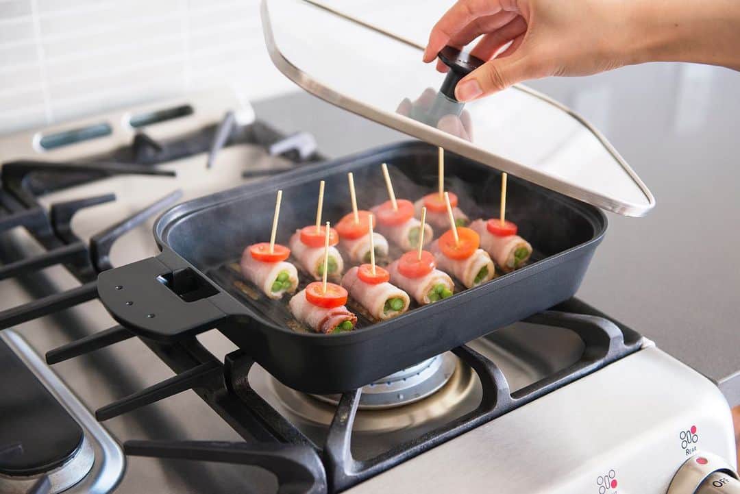 UchiCookのインスタグラム：「Happy Friday✨ What are you going to cook this weekend :)? ⠀ ⠀ Bacon Wrapped Asparagus is an easy to make recipe if you don’t know what to cook. Only three ingredients, that’s what you need🤩 Cooking time is about 15minutes! Recipe: link in bio👍⠀ • ⠀ • ⠀ • ⠀ #Uchicook #steamgrill #summergrilling #grilling #easyrecipes #baconwrappedasparagus #kitchenware #foodgasm #veggies #umami #summerrecipes #easycooking #lifestyle #indoorgrilling #compactkitchen #weekendrecipe #madeforyou」