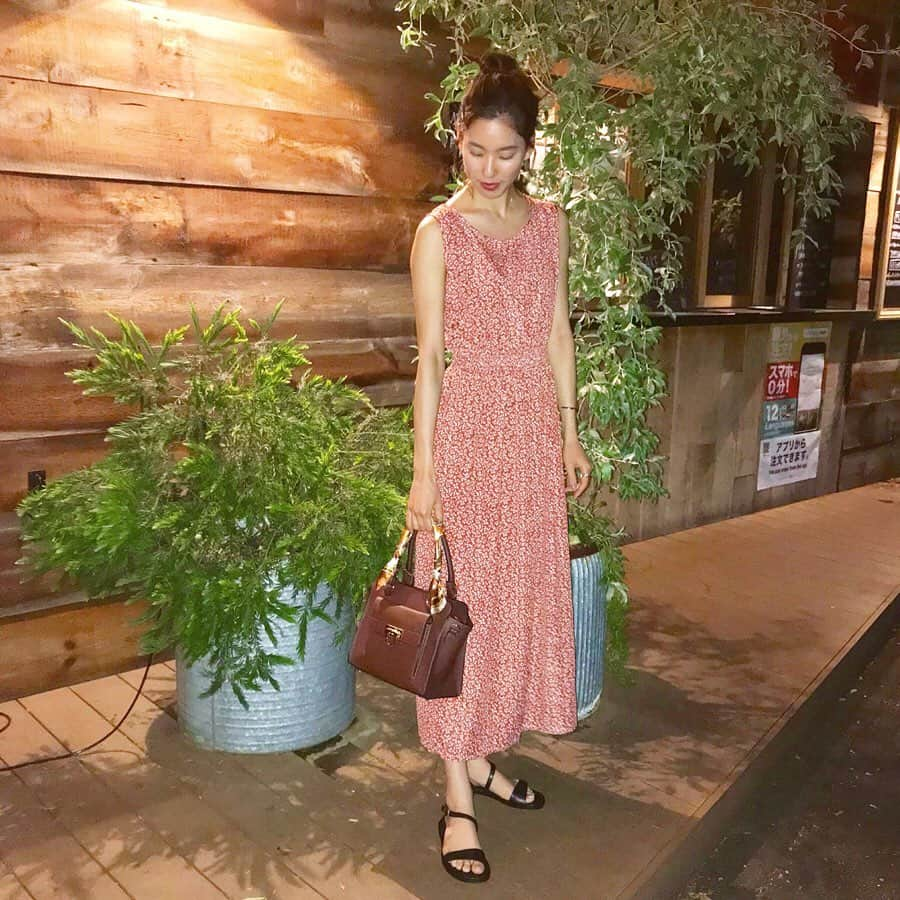 布川桃花さんのインスタグラム写真 - (布川桃花Instagram)「コーデ🌟 . #リーフ柄ロングワンピース #シャルマンスカーフ付2wayハンドバッグ  どちらも @fifth_store だよー！ かなりプチプラ◎ . なんと両方40%オフになってるよ😯😯 ワンピはさらっと一枚で着れるから楽ちん！ バッグはポケットがたくさんあるから 小さい物もすぐ見つかって助かる😂💓 . #fifth #fifthtl #フィフス #ワンピースコーデ #momoka_fashion」6月8日 9時30分 - momoka_fukawa