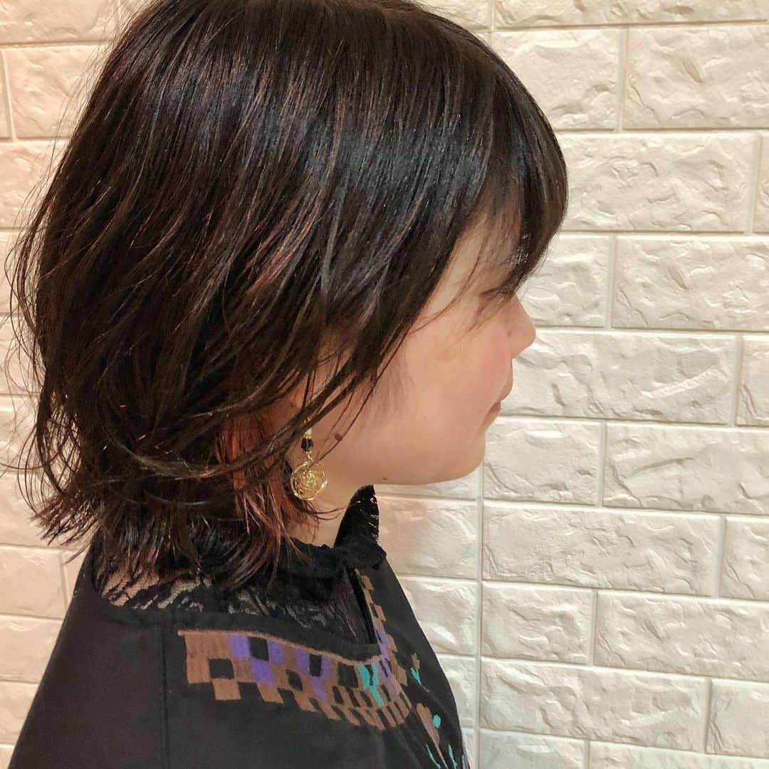 Lunonのインスタグラム：「インナーカラー⭐︎ Lunon ☏ 06-6341-5535 menu cut color ）⇨ ¥3780 perm . hot pepper or お電話✆ にて お気軽にご連絡ください✭ . . #Lunon#大阪美容室#大阪#野田阪神#福島#美容室 #大阪カフェ#カフェ#cafe#ブリーチ #hairstyle#haircolor#女子力 #メイク#エステ#アレンジ#マツエク #美肌#美白#リップ#ヘアアレンジ #color#デザイン#ハイライト #グラデーション#スタイリング #おしゃれ#おしゃれさんと繋がりたい」