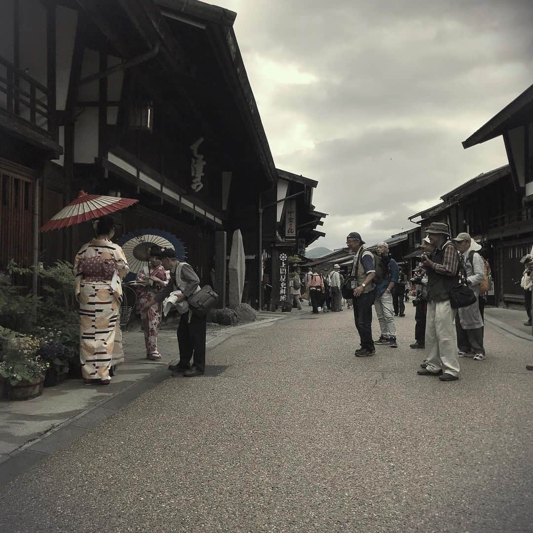 木曽漆器祭・奈良井宿場祭さんのインスタグラム写真 - (木曽漆器祭・奈良井宿場祭Instagram)「開催中！木曽漆器祭・奈良井宿場祭！！ . 天気も回復してまいりました！ . フォトコンテスト開催中。多くのカメラマンの方が腕を競っています！ . 今年から「インスタグラム投稿部門」も新設。 . 選ばれた8名の方には、3,000円の商品券を進呈します。 . #奈良井宿場祭 #きもの町歩き2019 ふたつのハッシュタグを付けて、どしどしご参加くださいね。 . #木曽漆器祭 #奈良井宿場祭 #長野 #信州 #木曽路 #奈良井宿 #木曽漆器 #漆器 #漆器のある暮らし #和食器 #和食器好き #食器好きな人と繋がりたい #テーブルコーディネート #ていねいな暮らし #旅行好きな人と繋がりたい​ #着物 #フォトコンテスト #ポートレート #写真好きな人と繋がりたい​ #中山道 #和風 #旅 #木曽 #日本遺産 #伝統工芸 #着物コーデ」6月8日 9時35分 - shikki_shukuba