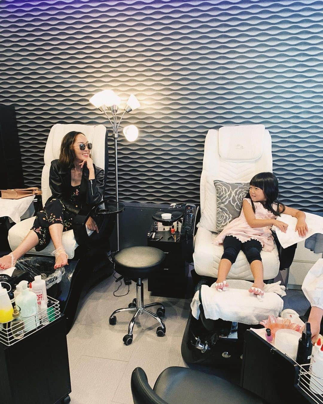 クリッセル・リムさんのインスタグラム写真 - (クリッセル・リムInstagram)「OMG.... I just had a glimpse of my future with my future teenager. We had a fun girls day (since she did so well at her dentist appointment). She picked out her own nail and toe color. “Bright Pink with glitter on my finger and purple with glitter on my toes”. She sat soooo still the whole time as we chatted away about everything. We talked about her experience at the dentist, to what she wants to eat for  dinner, to what her favorite ice cream flavor is..... I felt like I was just hanging out with a girlfriend of mine. I’m sorry.. but how did this happen again? I felt like it was just yesterday when I popped her out. 😭😭😭」6月8日 9時43分 - chrisellelim