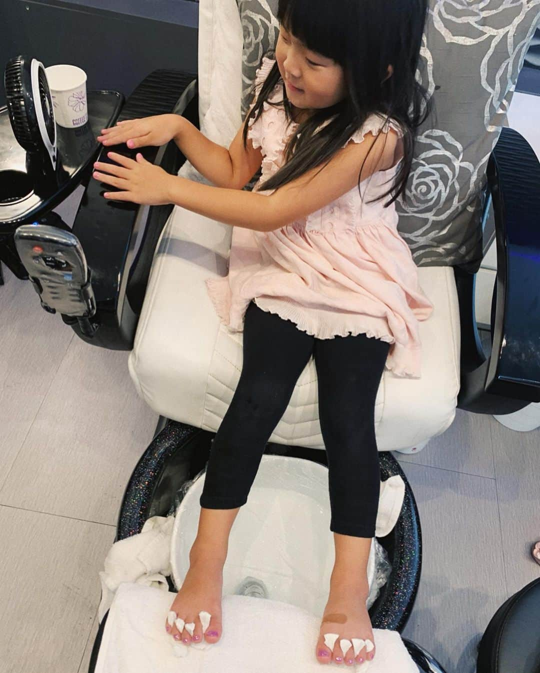 クリッセル・リムさんのインスタグラム写真 - (クリッセル・リムInstagram)「OMG.... I just had a glimpse of my future with my future teenager. We had a fun girls day (since she did so well at her dentist appointment). She picked out her own nail and toe color. “Bright Pink with glitter on my finger and purple with glitter on my toes”. She sat soooo still the whole time as we chatted away about everything. We talked about her experience at the dentist, to what she wants to eat for  dinner, to what her favorite ice cream flavor is..... I felt like I was just hanging out with a girlfriend of mine. I’m sorry.. but how did this happen again? I felt like it was just yesterday when I popped her out. 😭😭😭」6月8日 9時43分 - chrisellelim