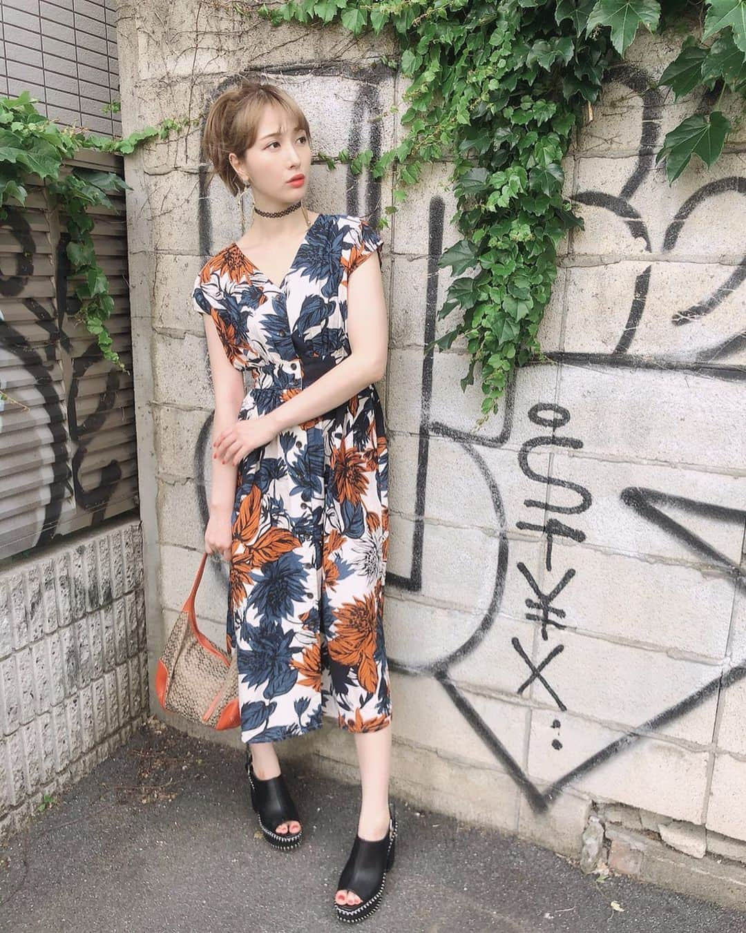 はりーさんのインスタグラム写真 - (はりーInstagram)「アップヘア⤴️⤴️⤴️ あと三日… #夏コーデ #アップヘア#ootdfashion  #被写体 #夏のお決まり #美脚になりたい #脚やせダイエット#美脚#足#足裏 #美脚モデル#足痩せ  #撮影 #インスタグラビア #生足#ショートパンツ#フェチ画像 #足#足フェチ#生足#太もも#太ももフェチ#写真の中の私の世界インスタグラビア#太もも写真の世界展#足元倶楽部」6月8日 9時58分 - kirarin_harry_official