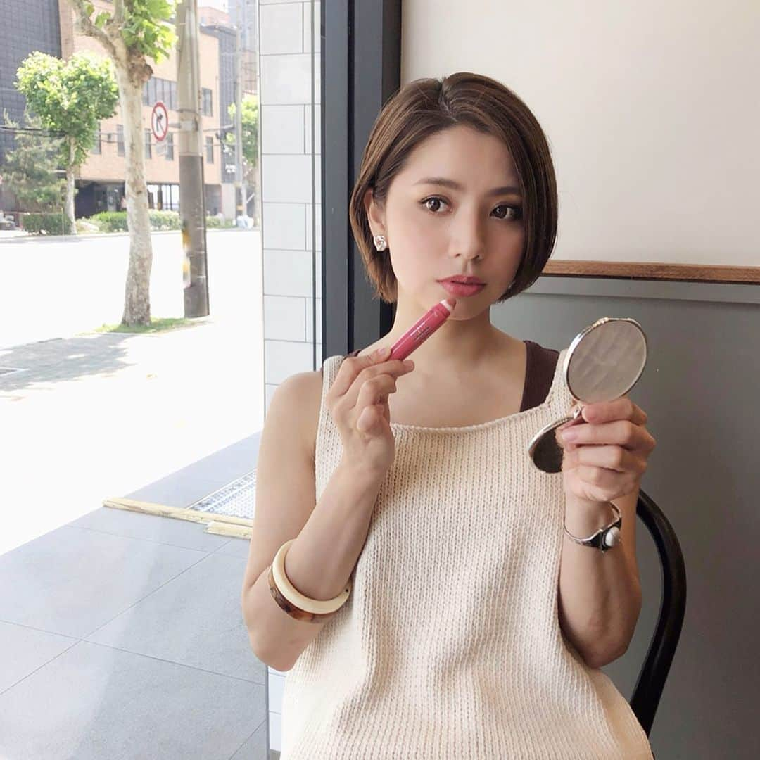 筒井愛実さんのインスタグラム写真 - (筒井愛実Instagram)「． レブロン キス クッション リップ ティントがフラミンゴカラーで凄く可愛い（@revlonjapan ）🌴✨ ． ティントタイプってカピカピになるものもあるけど、これはフワッと唇に発色してくれるて優しいつけ心地👶♡濃すぎず、地味すぎないこんなリップが欲しかったっていうまさに理想のカラー💄 写真1・2枚目が#320 スウィートコーラルで、3枚目が#310 オレンジパウトです🍊 ． 日本人女性の肌色をトーンアップさせるカラーなので顔全体が優しいイメージに仕上がります☺️ ． #PR #レブロン #フラミンゴリップ #クッションリップ」6月8日 9時59分 - manamin_158cm