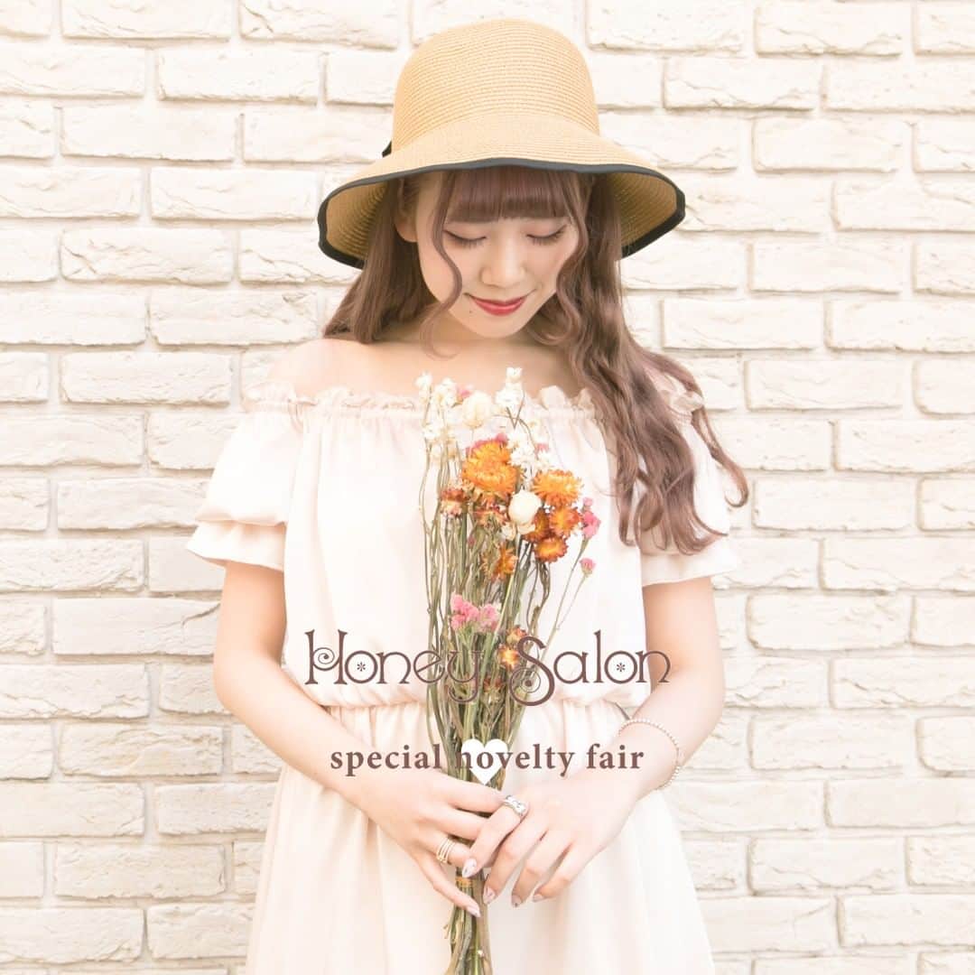 のインスタグラム：「. 【NEWS】 . 本日6/8（土）START💓 直営店舗限定ノベルティフェアを開催！！ . 税込10,000円以上お買上げのお客様に、「パイピングリボンハット」をプレゼント致します😘✨ . 大きなリボンがポイントのハットは、夏の必需品！ ぜひこの機会をお見逃しなく😍 . . #honeysalonbyfoppish #honeysalon #ハニーサロン #hat #ribbon #summer #coodinate #offshoulder #trip #vacance #strawhat #onepiece #novelty #noveltyfair#ハット #リボン #ワンピース #オフショル #ノベルティ #旅行 #お出かけ」